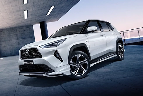 Yaris Cross ชุดแต่ง Modellista สีขาว สปอยเลอร์และสเกิร์ตข้าง มุมหน้า 3/4